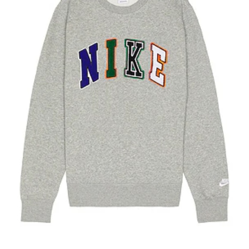 Nk Club Bb Crew Letters Sweatshirt in Dark Grey Heather & White
NIKE